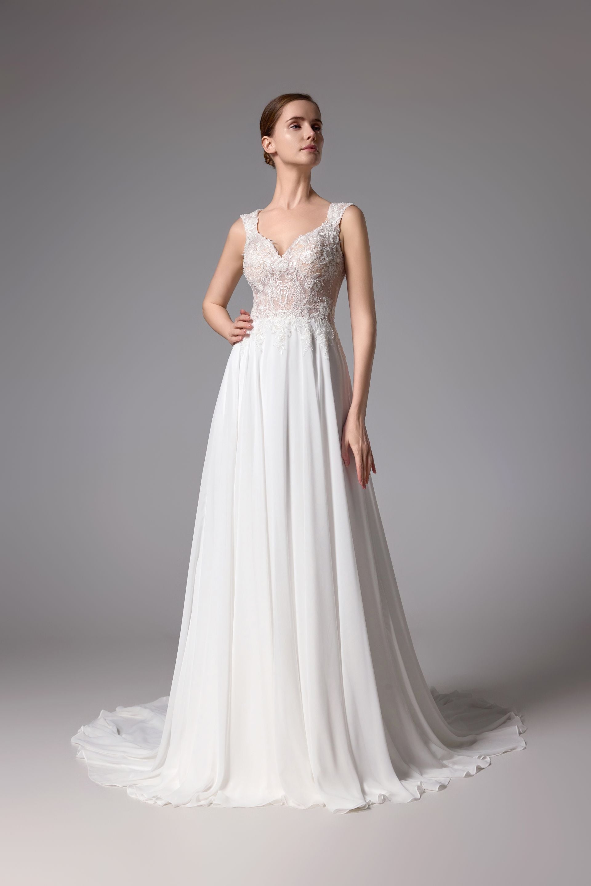 Rückenfreies Brautkleid aus perlenbesetzter Spitze mit romantischem Chiffon LVS2406