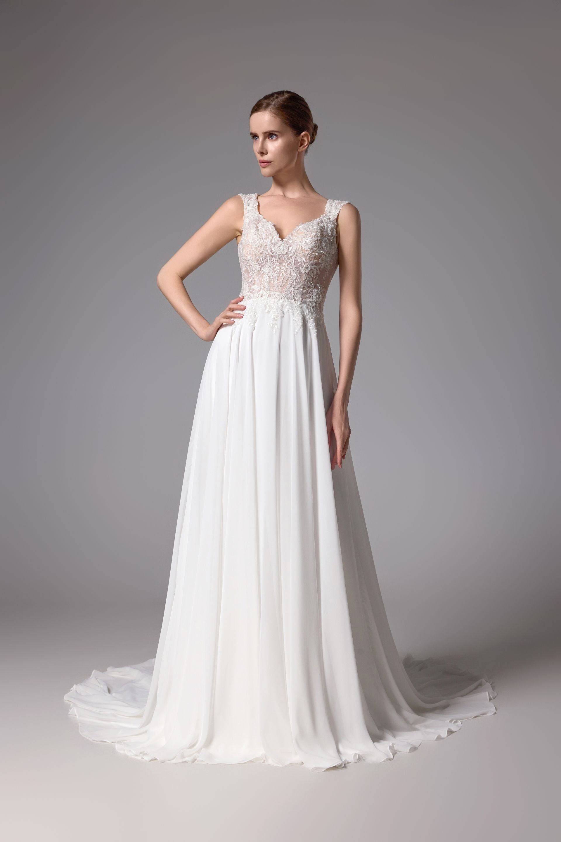 Rückenfreies Brautkleid aus perlenbesetzter Spitze mit romantischem Chiffon LVS2406