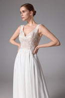 Rückenfreies Brautkleid aus perlenbesetzter Spitze mit romantischem Chiffon LVS2406