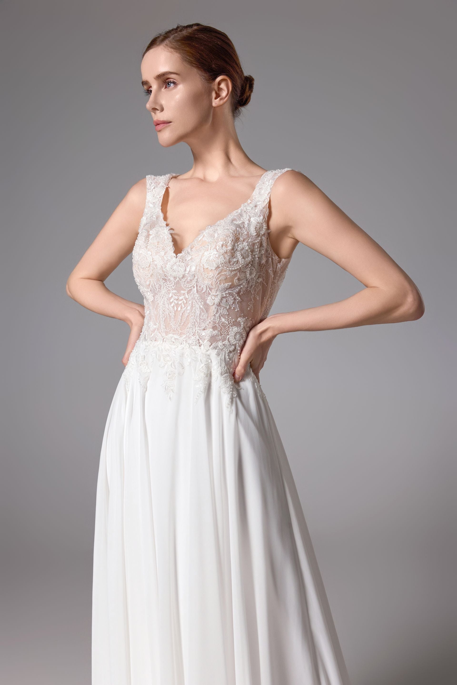 Rückenfreies Brautkleid aus perlenbesetzter Spitze mit romantischem Chiffon LVS2406