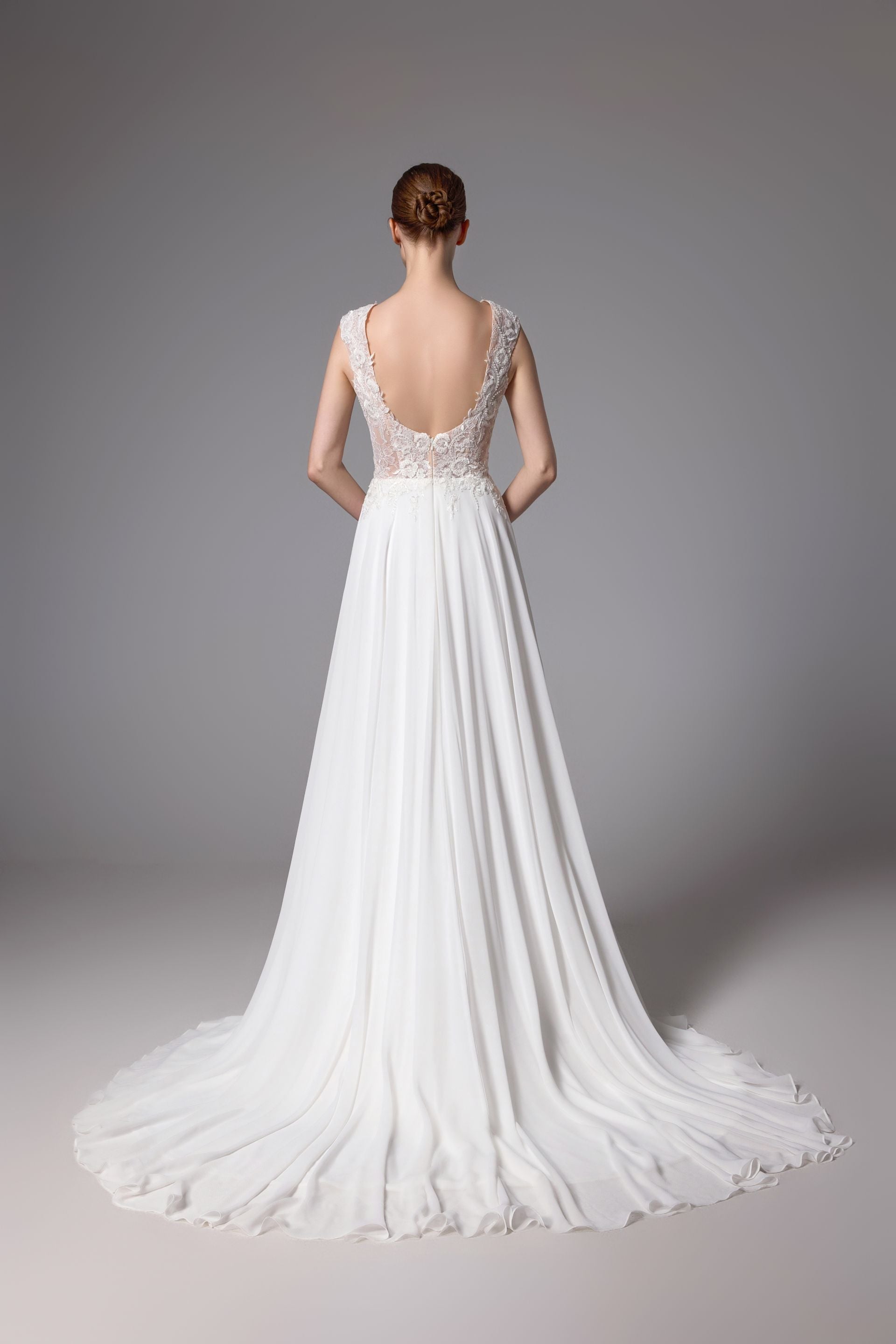 Rückenfreies Brautkleid aus perlenbesetzter Spitze mit romantischem Chiffon LVS2406