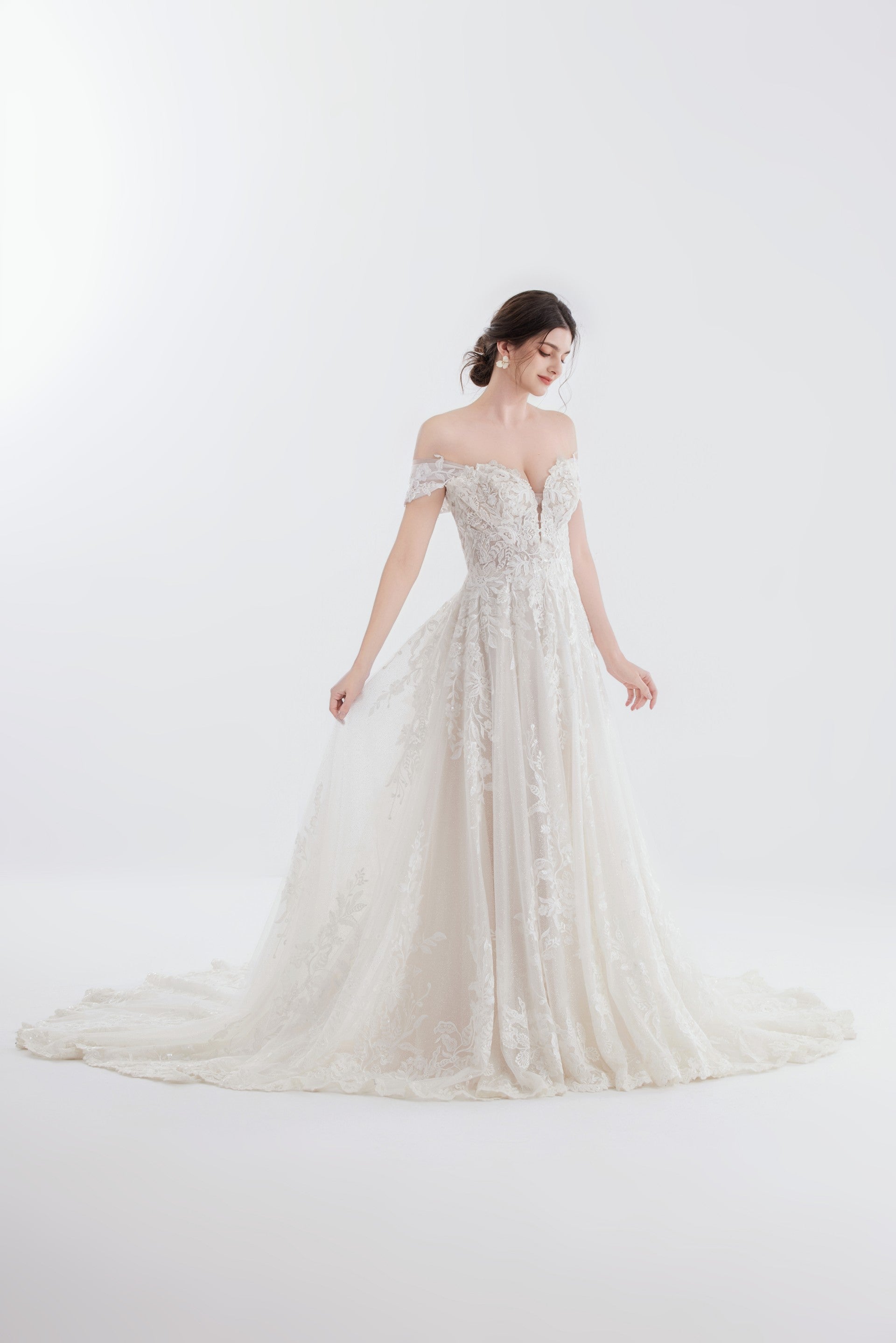 Luxuriöses A-Linien-Brautkleid aus Spitze LVB2608