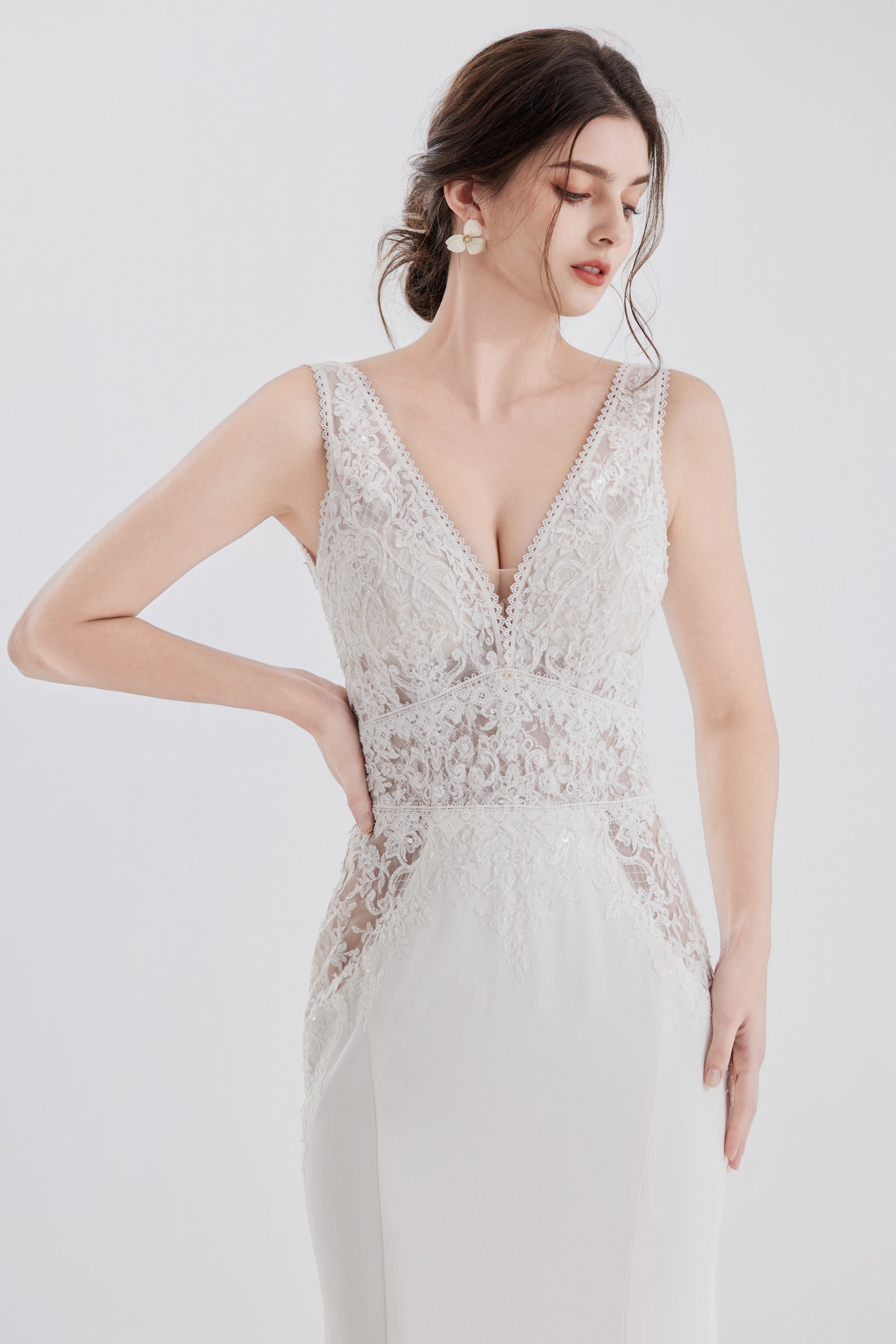 Brautkleid aus Spitzensatin LVB2613