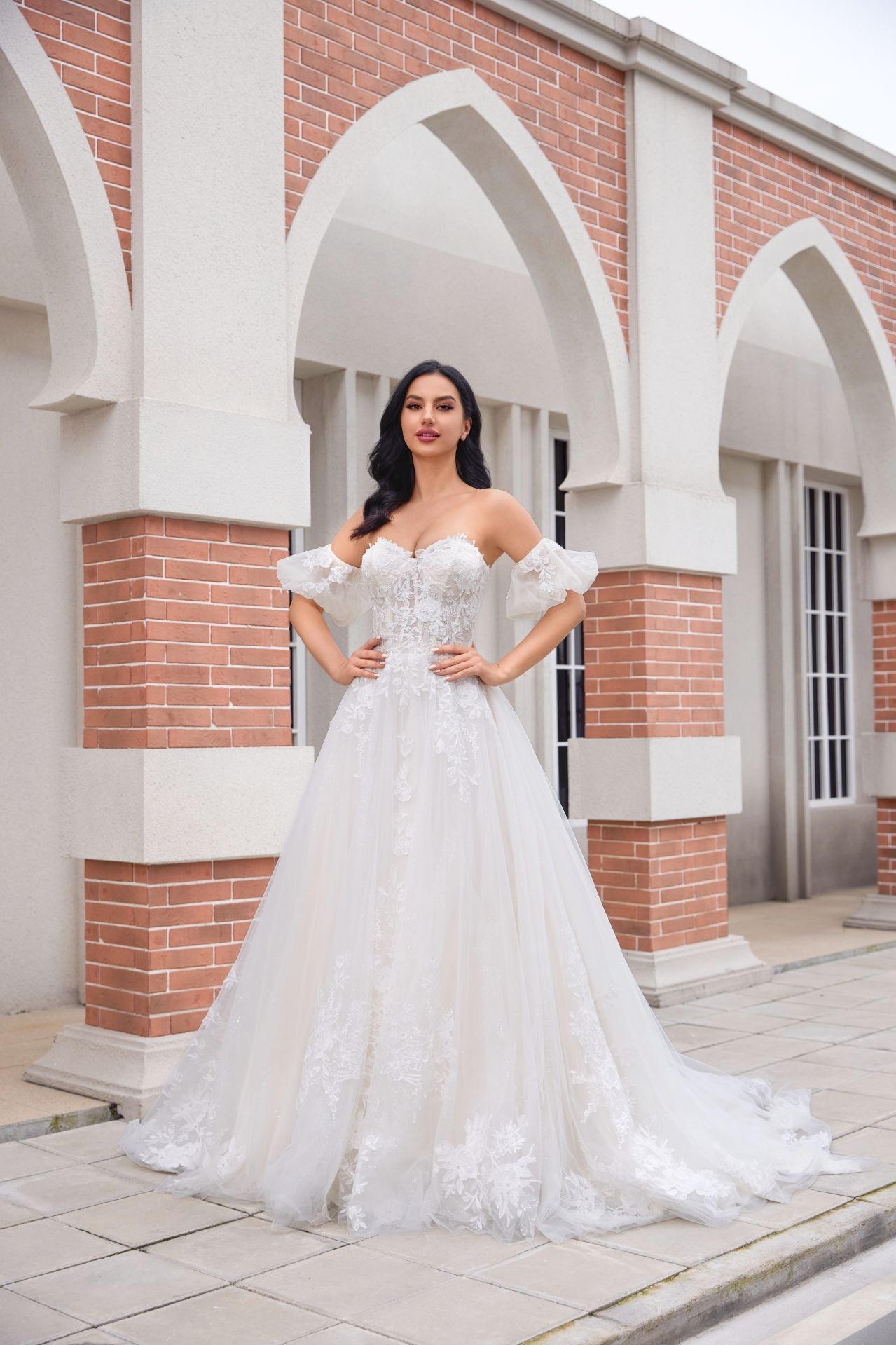 Ballkleid Spitze Tüll Handgefertigtes Brautkleid mit abnehmbaren Ärmeln LVB2503