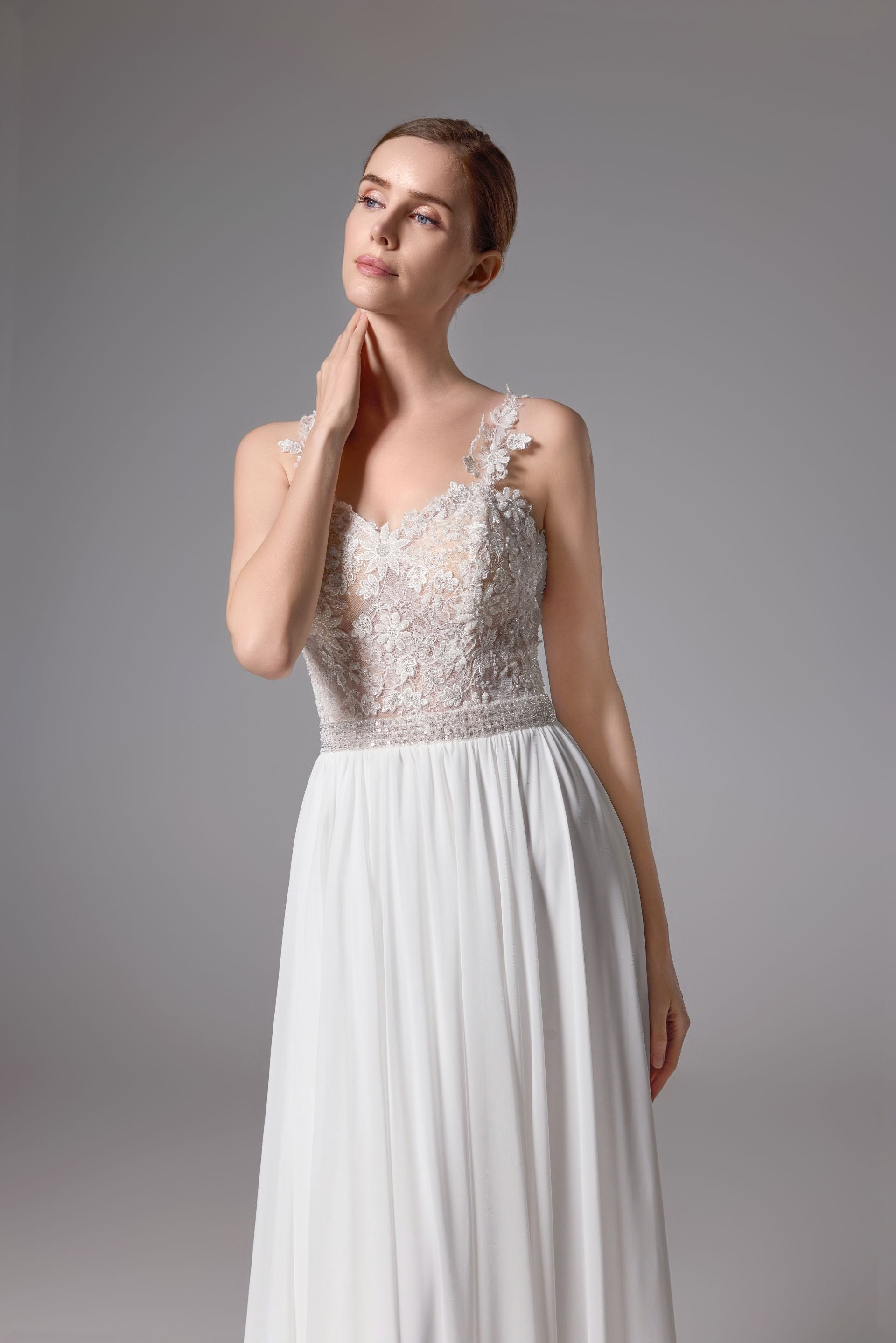 Perlenbesetztes Brautkleid mit romantischem Chiffonrock LVS2407