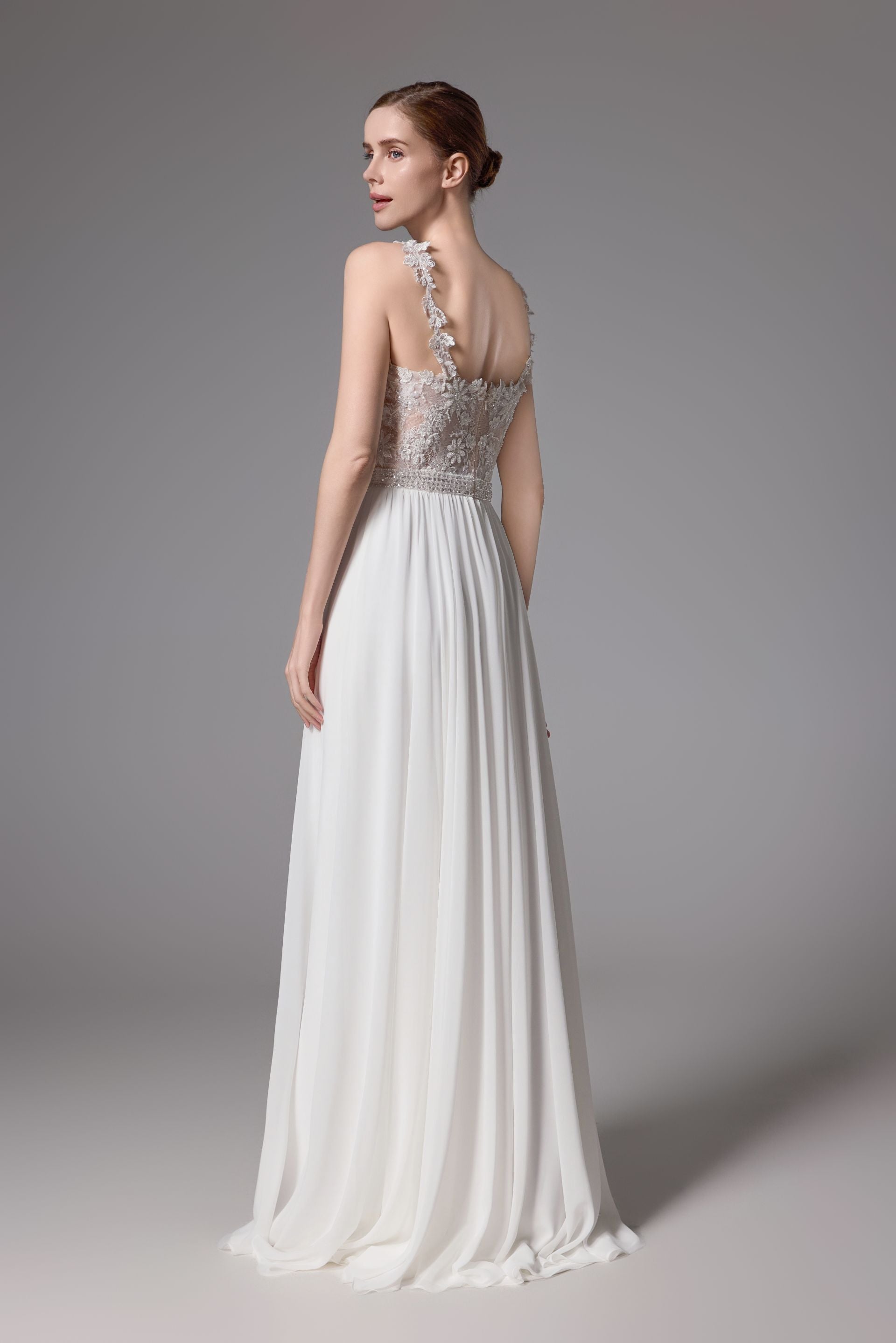 Perlenbesetztes Brautkleid mit romantischem Chiffonrock LVS2407