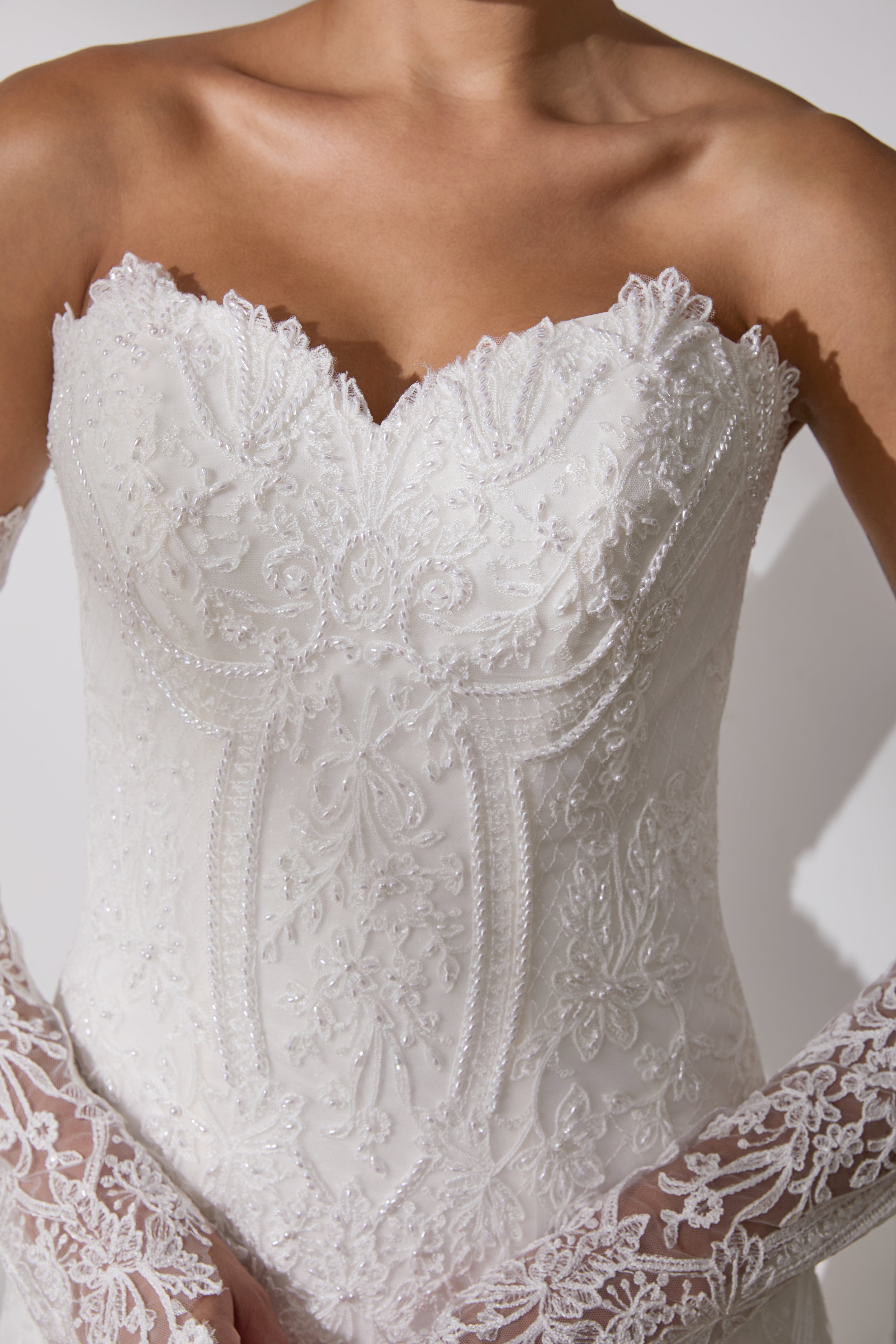 Alles-inklusive-Paket: Brautkleid, Schleier, Handschuhe aus Spitze - Limitierter Sonderpreis LVB2701