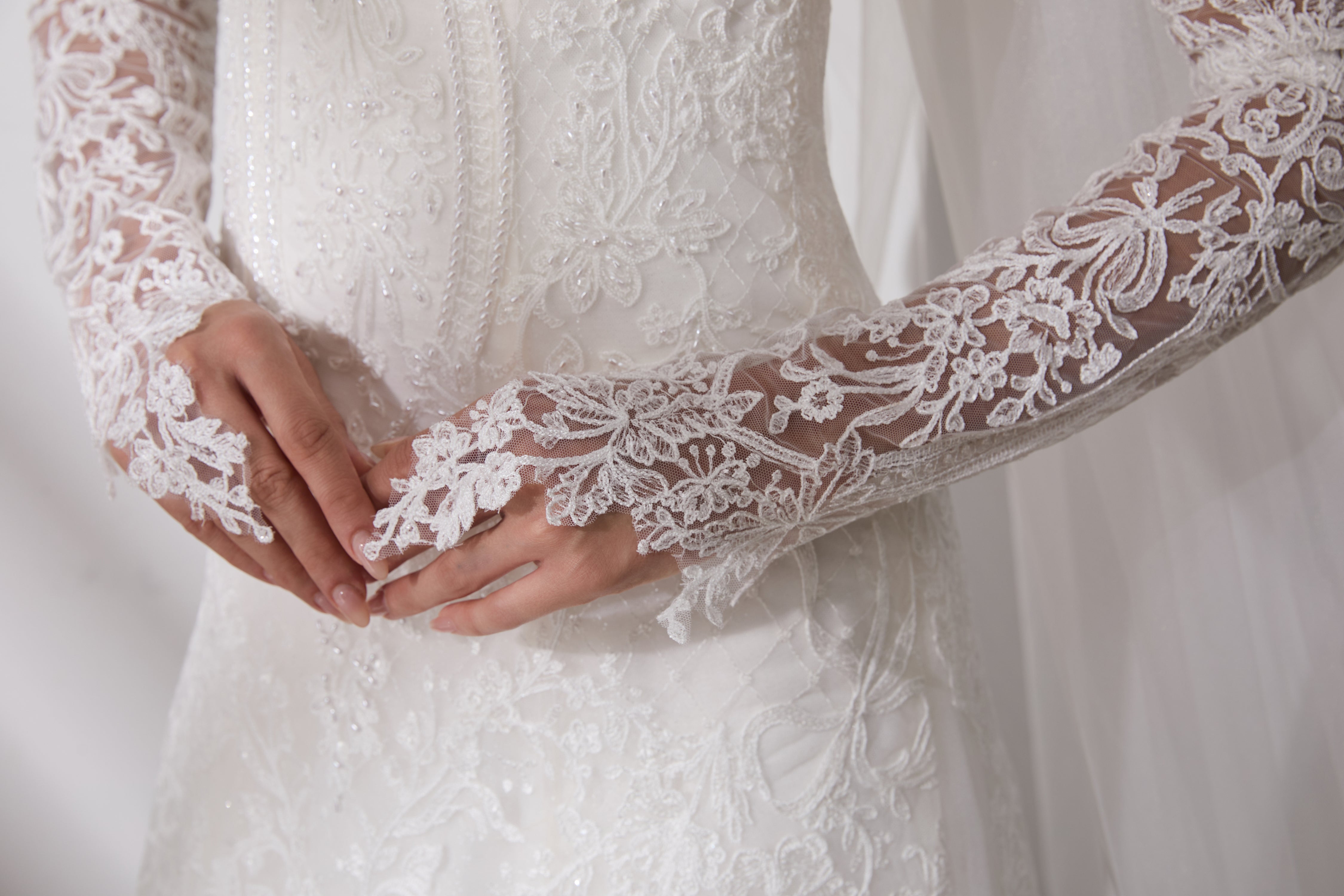 Alles-inklusive-Paket: Brautkleid, Schleier, Handschuhe aus Spitze - Limitierter Sonderpreis LVB2701