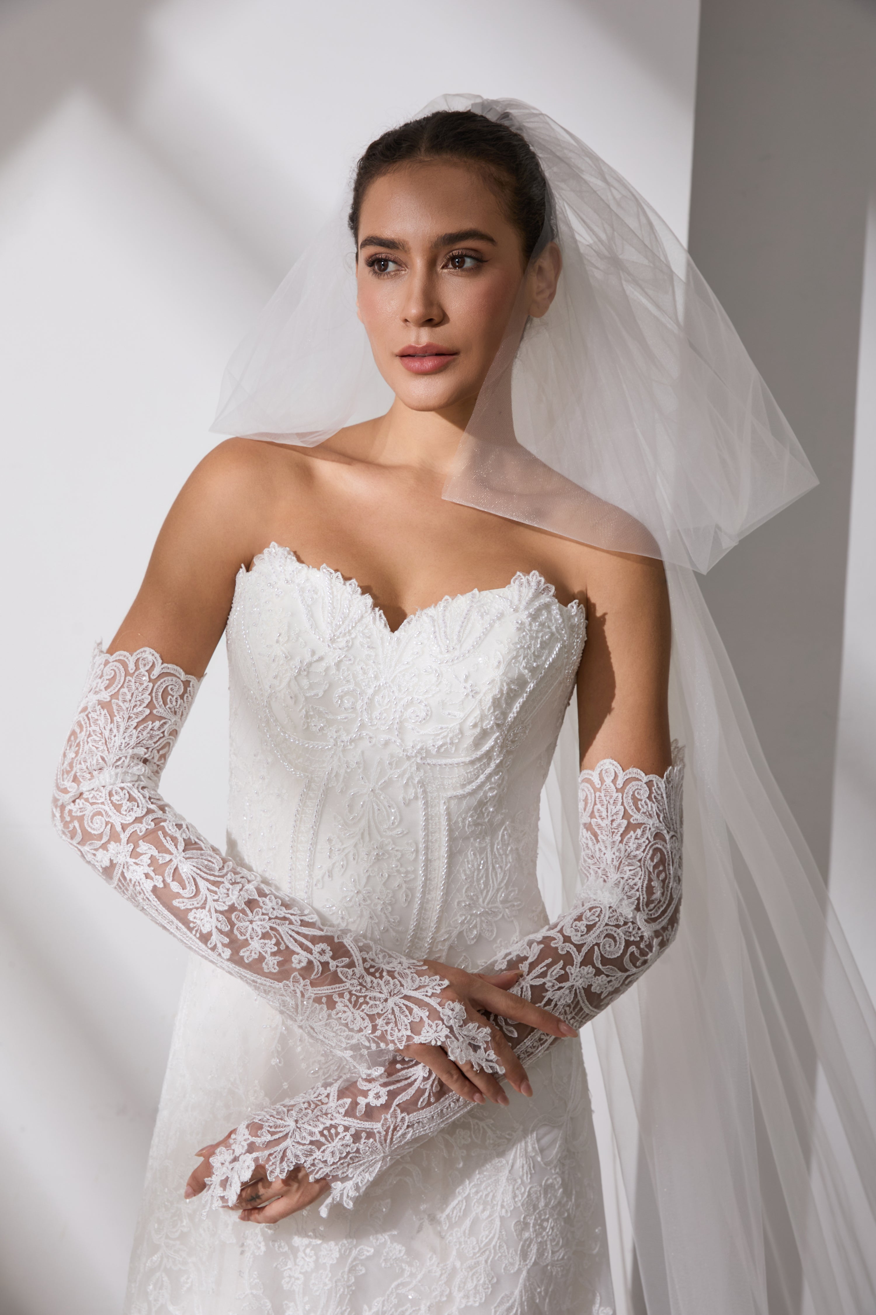 Alles-inklusive-Paket: Brautkleid, Schleier, Handschuhe aus Spitze - Limitierter Sonderpreis LVB2701