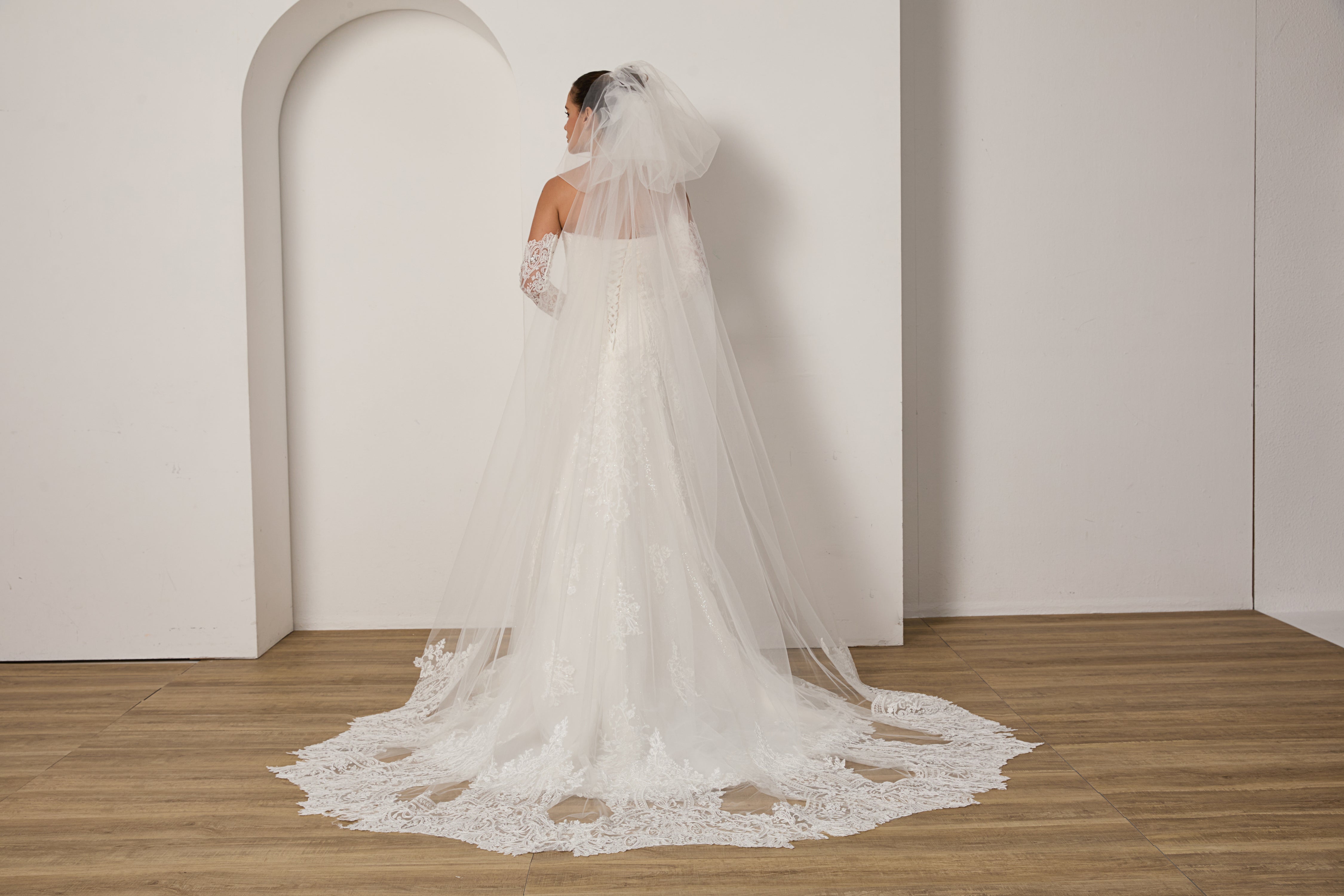 Alles-inklusive-Paket: Brautkleid, Schleier, Handschuhe aus Spitze - Limitierter Sonderpreis LVB2701