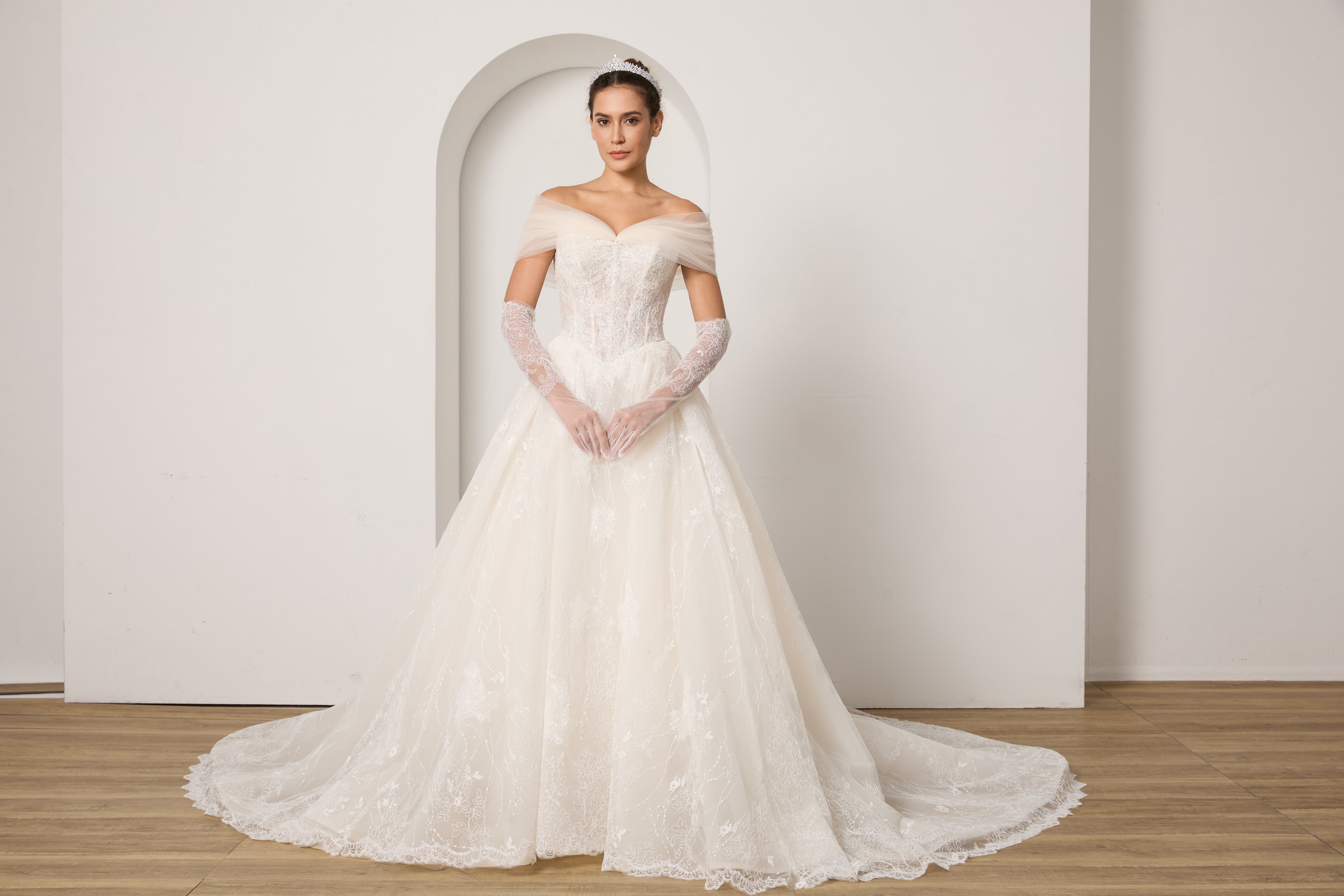 Komplett Paket: Spitzenbrautkleid+Schleier+Handschuhe+abnehmbare Ärmel+Haarschmuck zum Sparpreis LVB2702