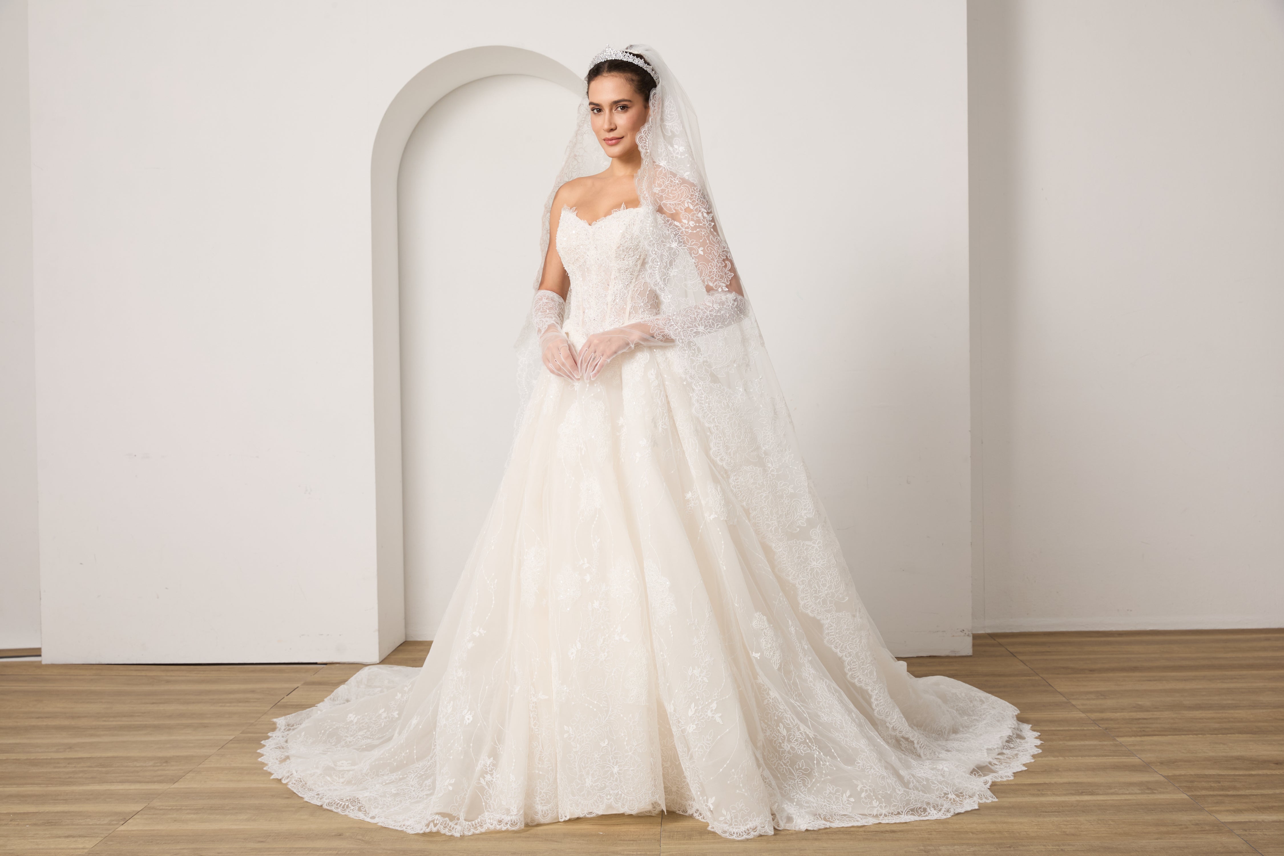 Komplett Paket: Spitzenbrautkleid+Schleier+Handschuhe+abnehmbare Ärmel+Haarschmuck zum Sparpreis LVB2702