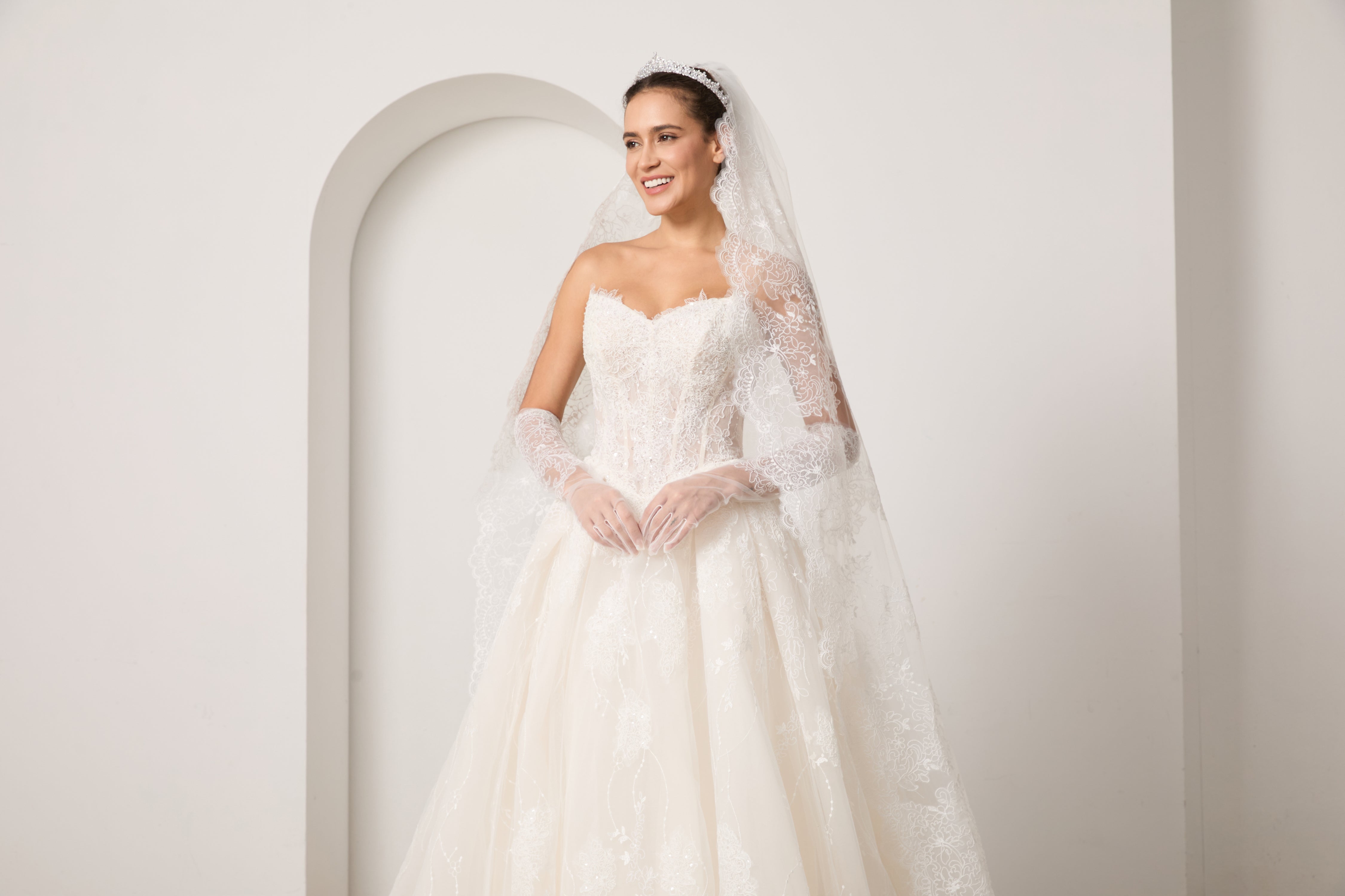 Komplett Paket: Spitzenbrautkleid+Schleier+Handschuhe+abnehmbare Ärmel+Haarschmuck zum Sparpreis LVB2702