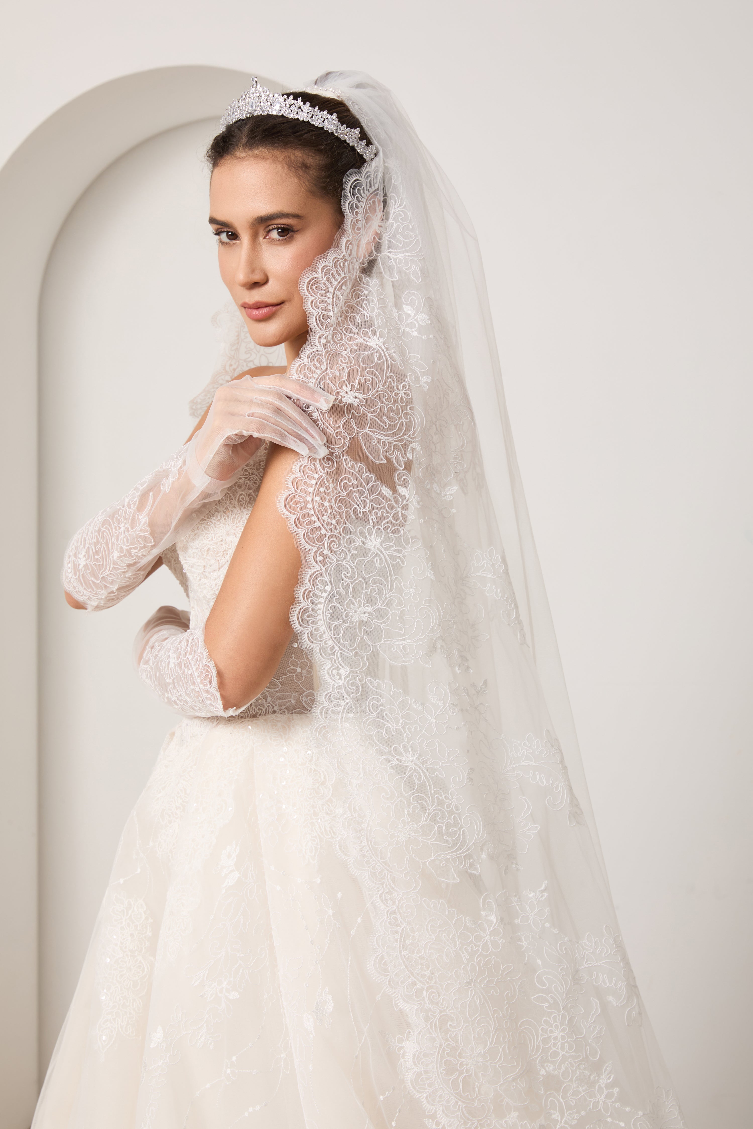 Komplett Paket: Spitzenbrautkleid+Schleier+Handschuhe+abnehmbare Ärmel+Haarschmuck zum Sparpreis LVB2702