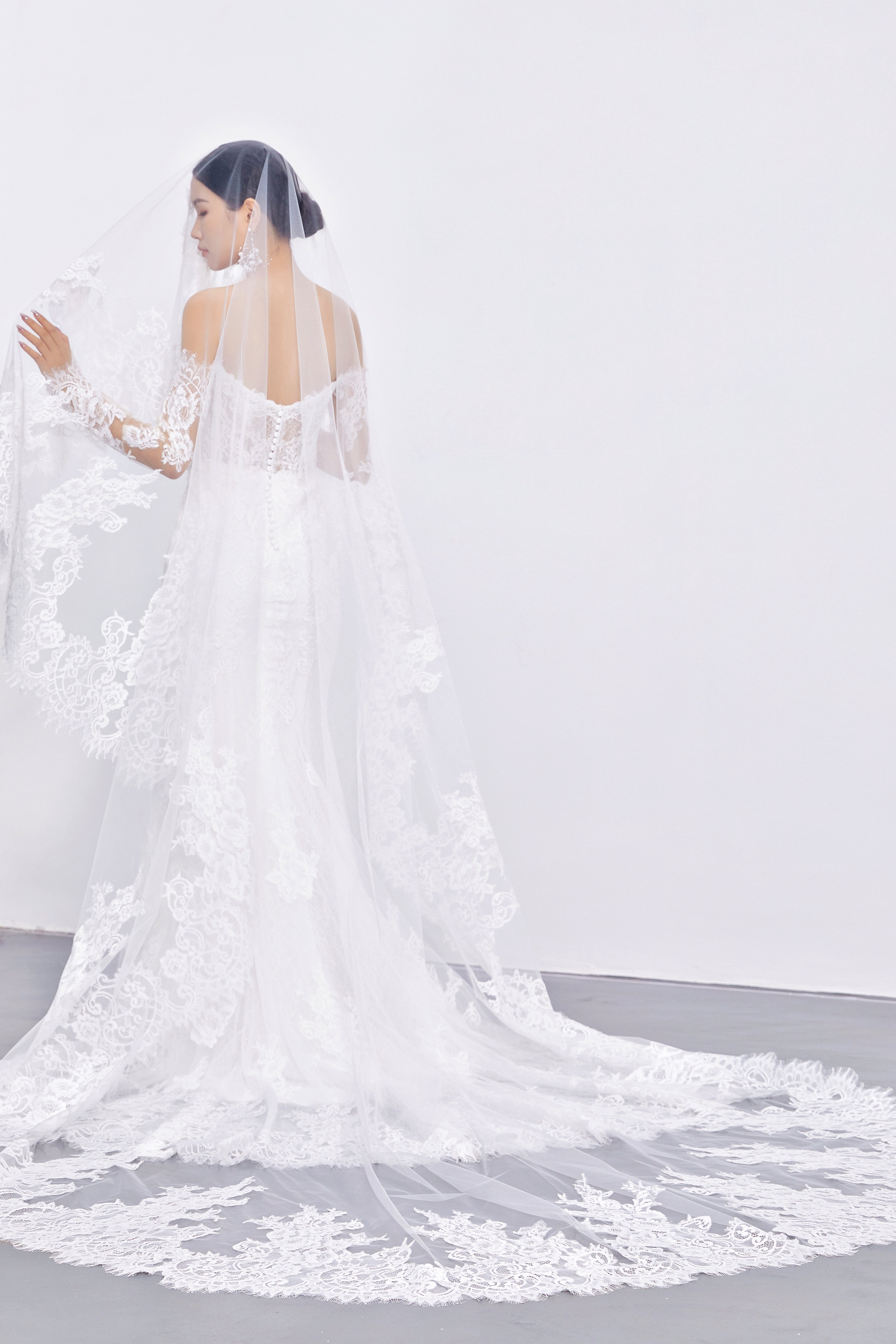 Rückenfreies, vom Garten inspiriertes Brautkleid aus Spitze mit sexy Details LVB2672