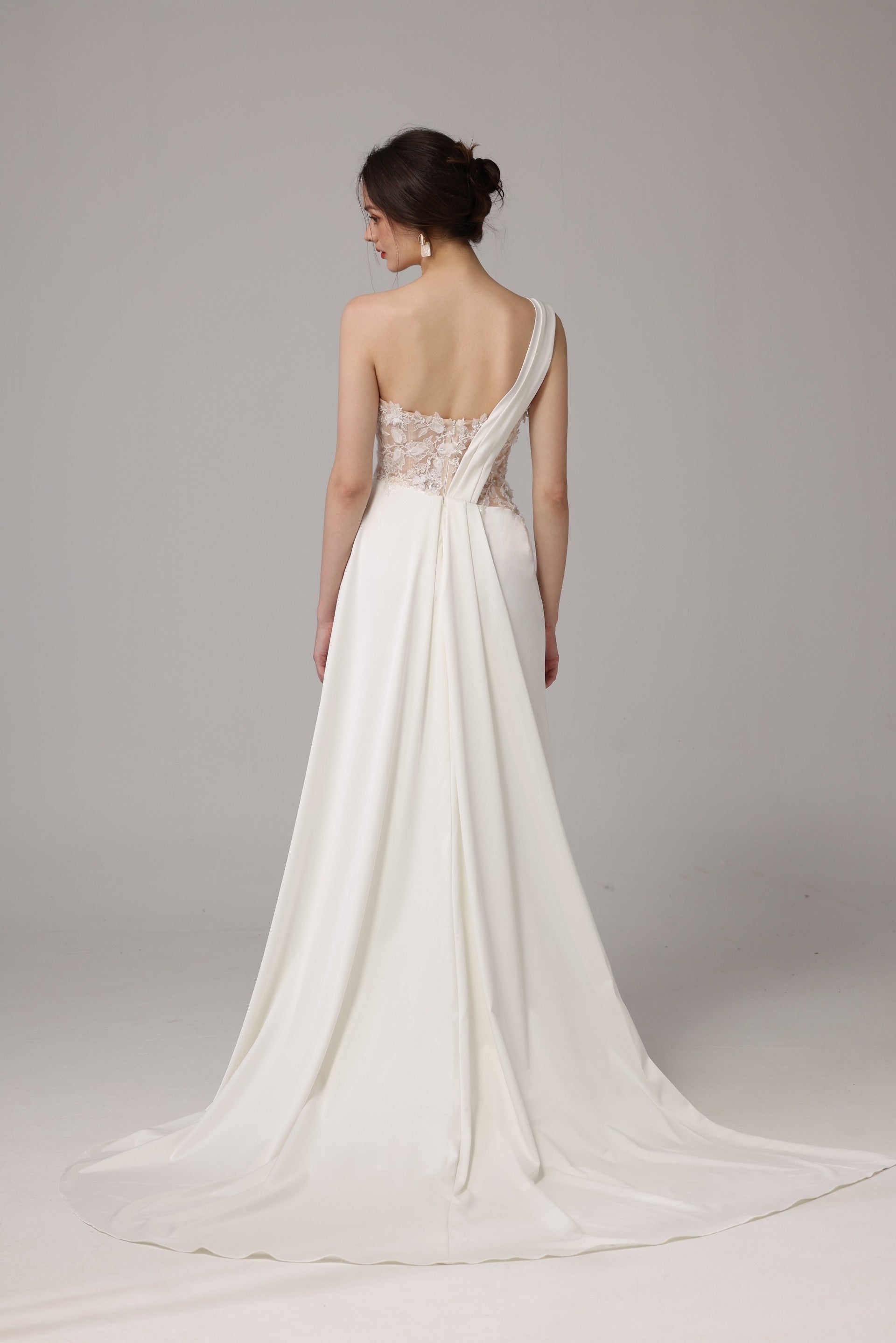 Satin-Spitzen-Brautkleid mit Schlitz LVB2664