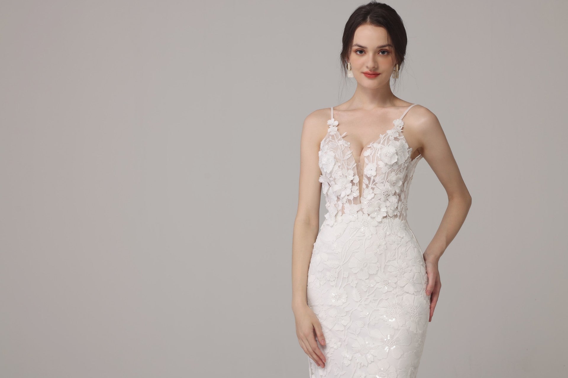 Sexy rückenfreies Brautkleid aus floraler Spitze LVB2662