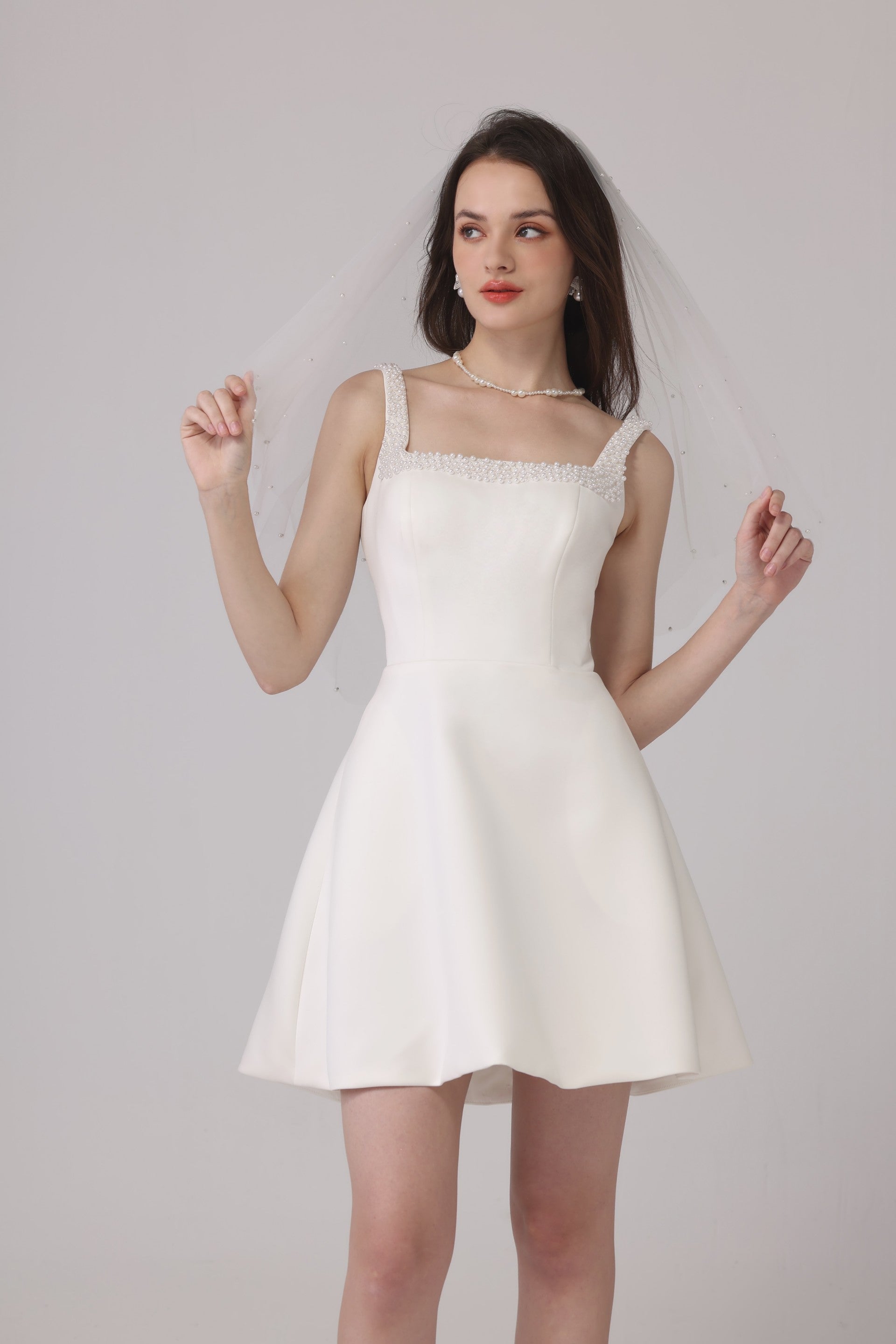Kurzes Satin-Brautkleid LVB2660
