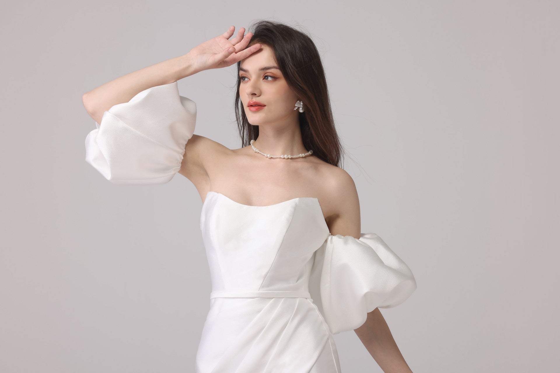 Kurzes Mini-Brautkleid LVB2632