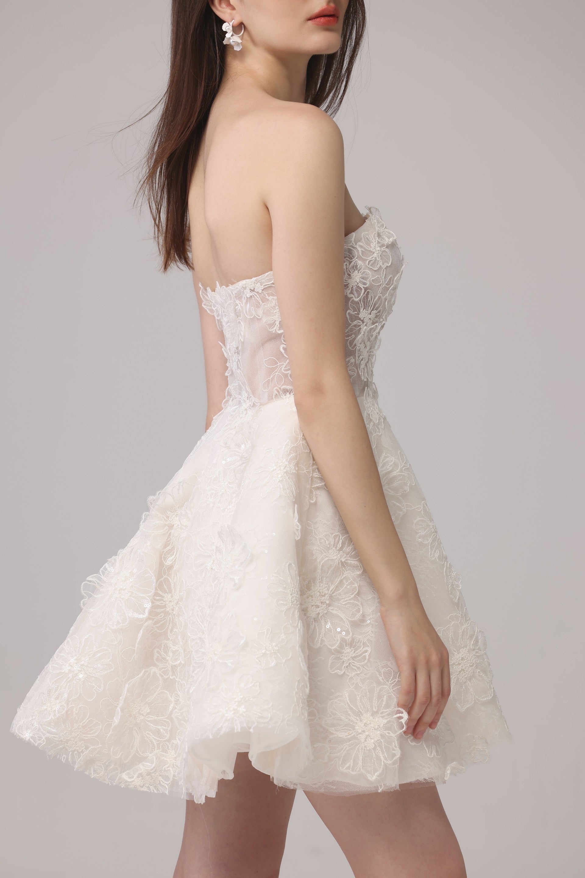 Kurzes Brautkleid mit Spitzenblumenmuster LVB2661