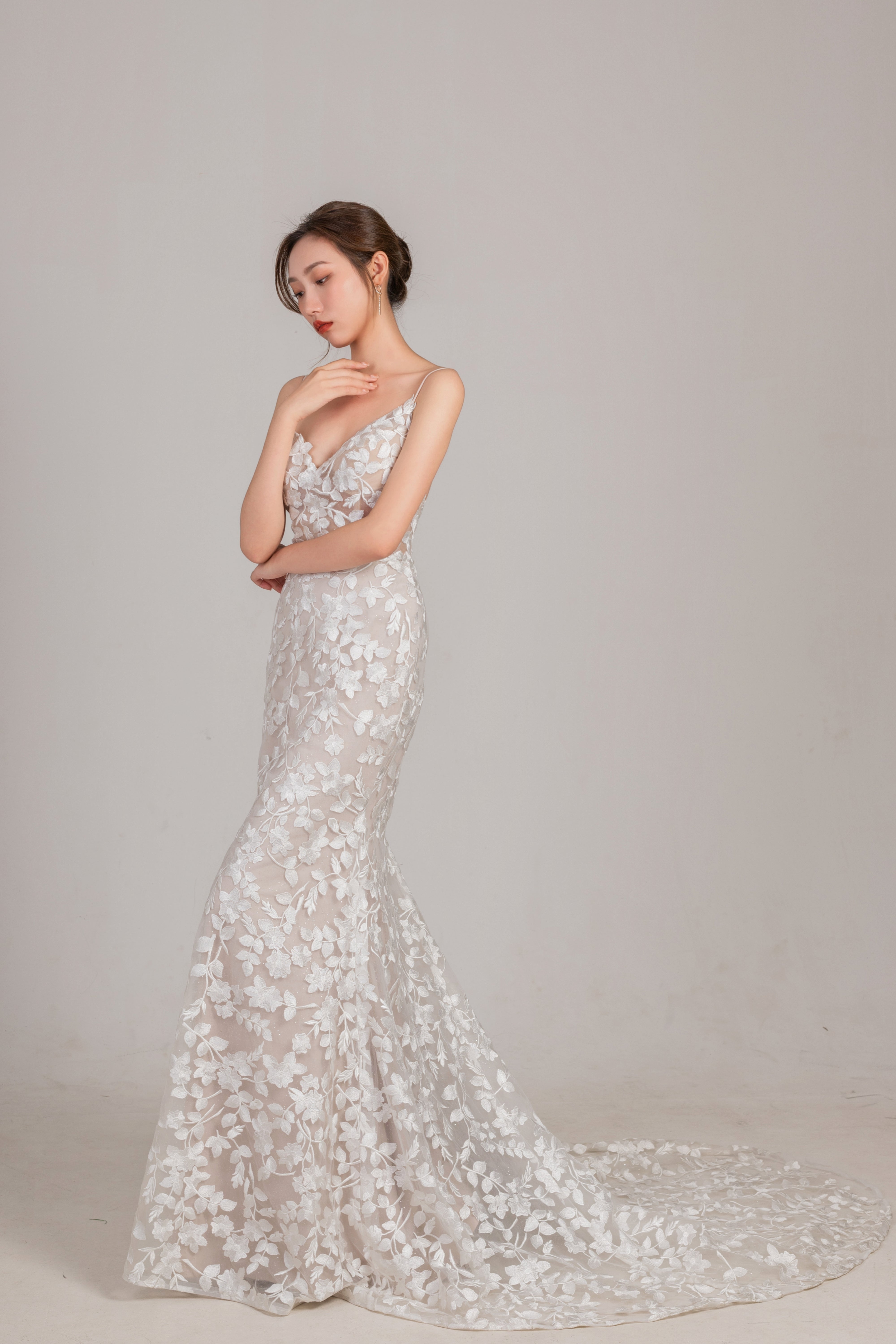 Sexy rückenfreies Meerjungfrau-Brautkleid mit floraler Spitze LVB2604