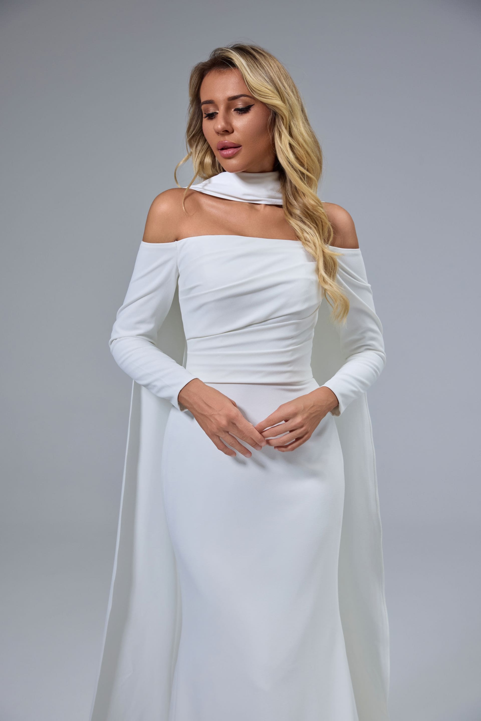 Schlichtes, schulterfreies, handgefertigtes Brautkleid mit langen Ärmeln und modernem Twist LVB2524