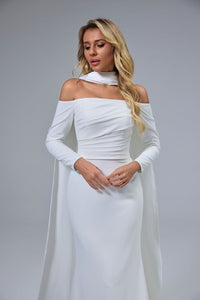 Schlichtes, schulterfreies, handgefertigtes Brautkleid mit langen Ärmeln und modernem Twist LVB2524