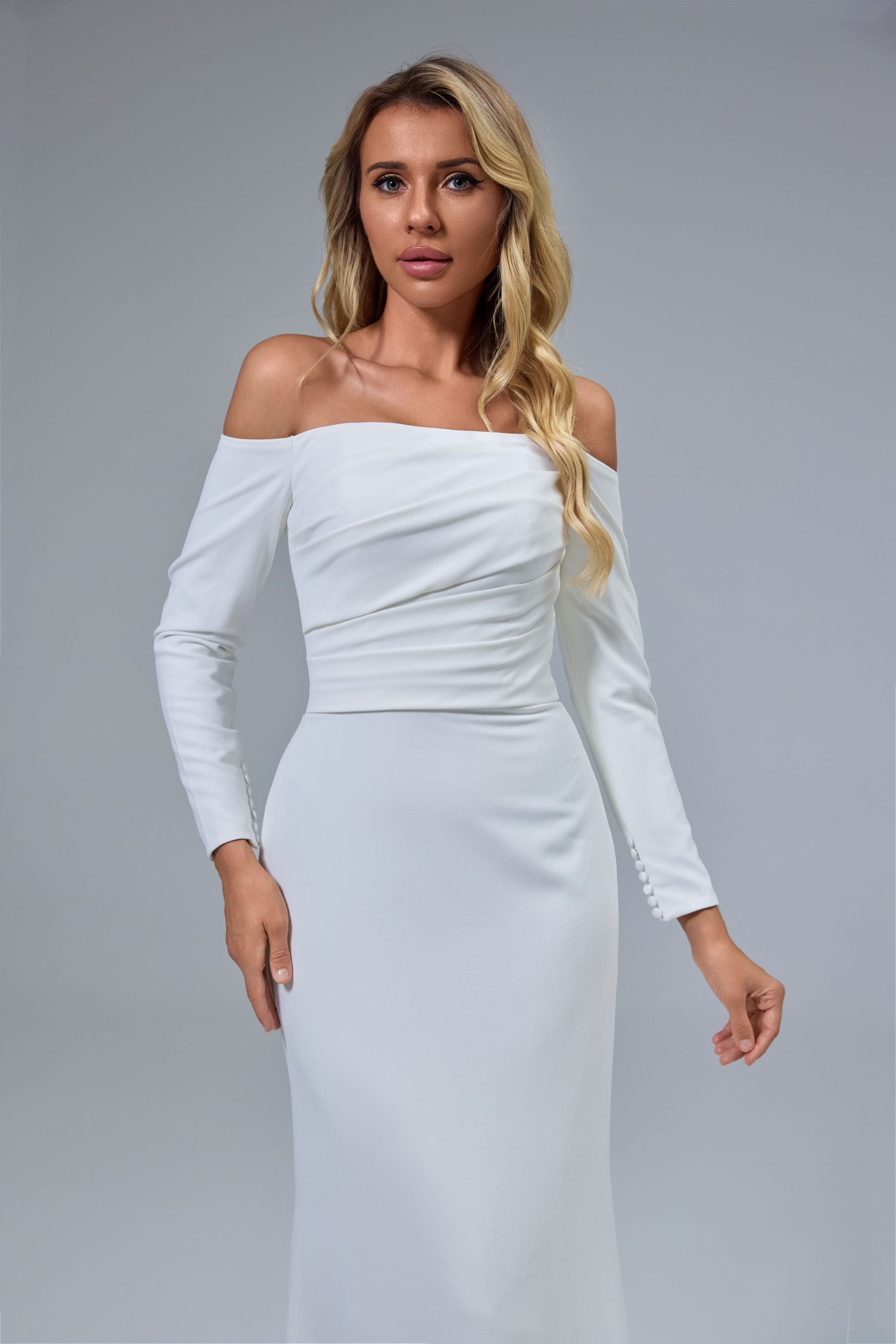 Schlichtes, schulterfreies, handgefertigtes Brautkleid mit langen Ärmeln und modernem Twist LVB2524