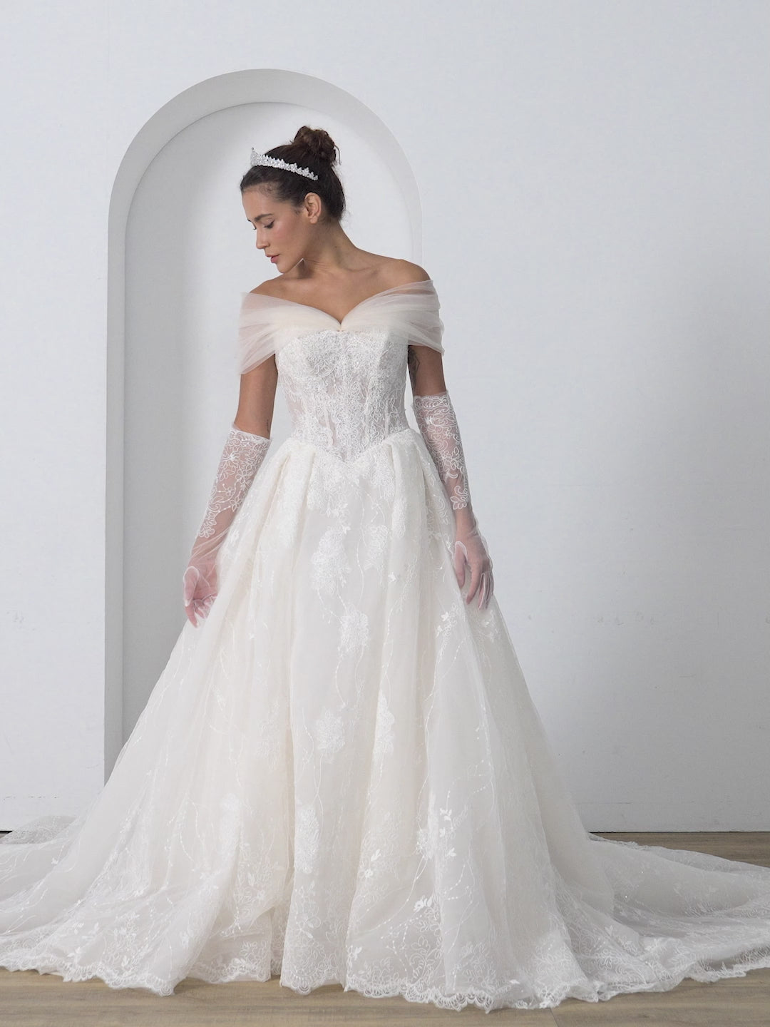 Komplett Paket: Spitzenbrautkleid+Schleier+Handschuhe+abnehmbare Ärmel+Haarschmuck zum Sparpreis LVB2702