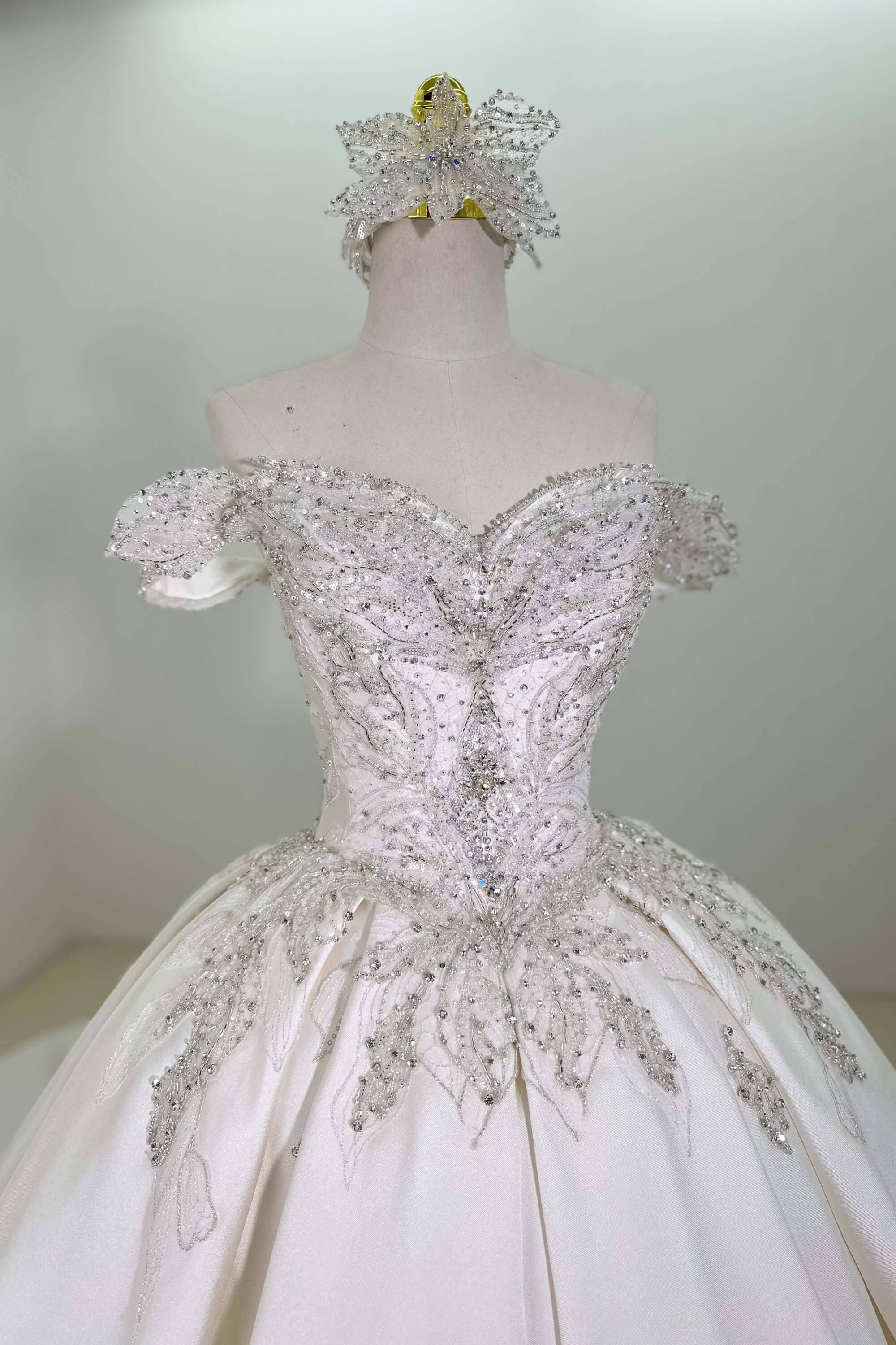 Luxuriöses Ballkleid aus Satin, handgefertigt, Brautkleid LVB2525