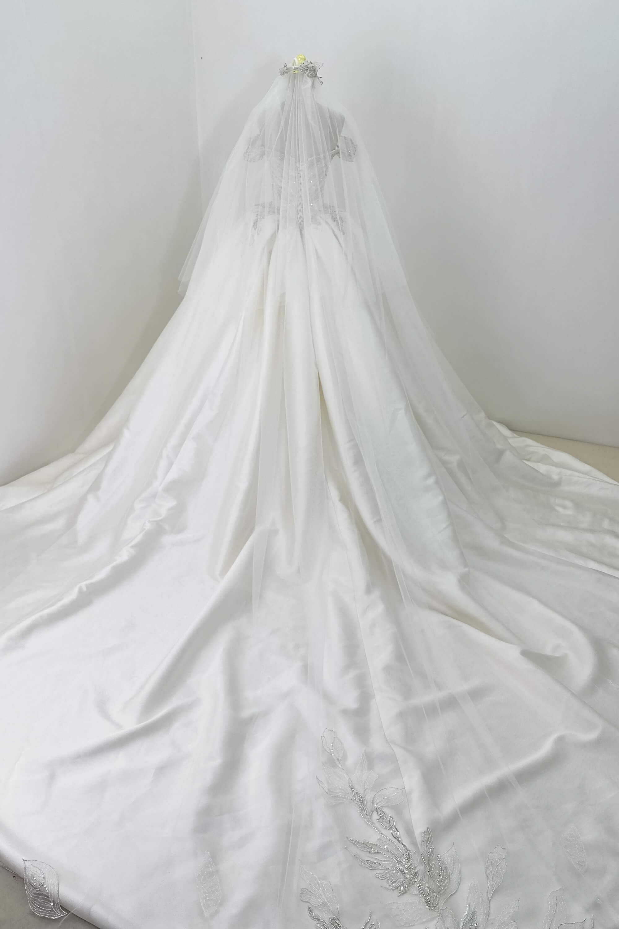 Luxuriöses Ballkleid aus Satin, handgefertigt, Brautkleid LVB2525